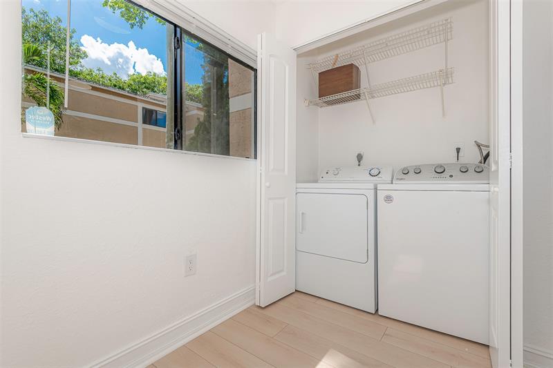 Image 13 of 34 For 9481 Palm Cir