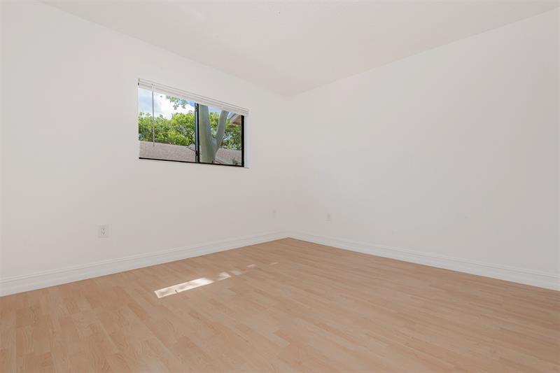 Image 17 of 34 For 9481 Palm Cir