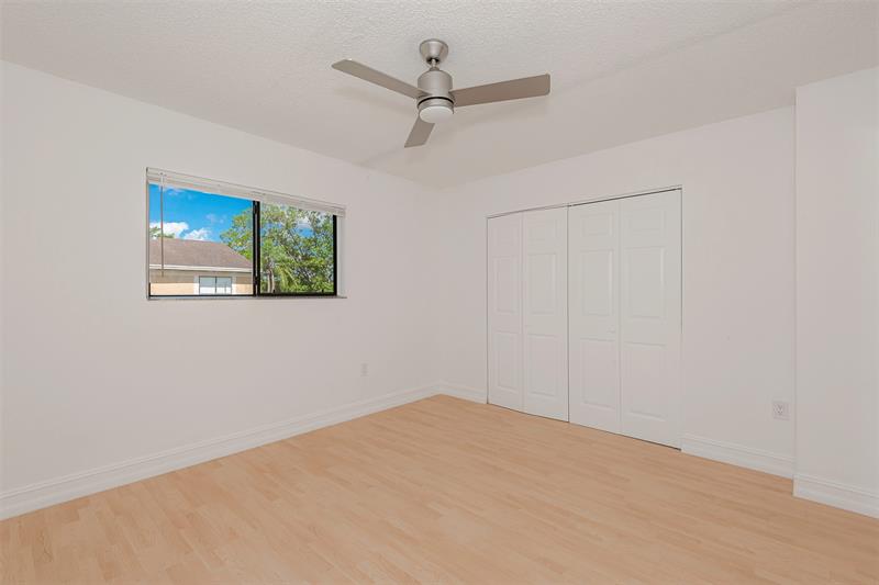 Image 23 of 34 For 9481 Palm Cir