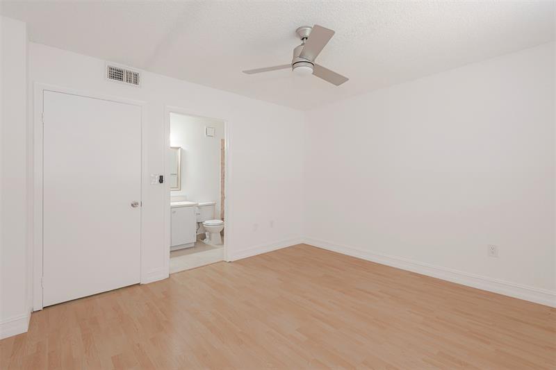 Image 25 of 34 For 9481 Palm Cir