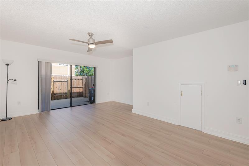 Image 4 of 34 For 9481 Palm Cir