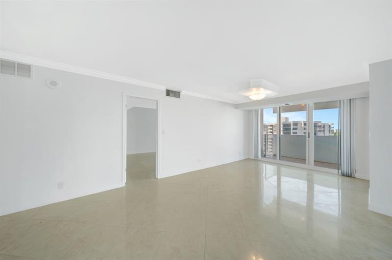 Image 11 of 58 For 1360 Ocean Blvd  905