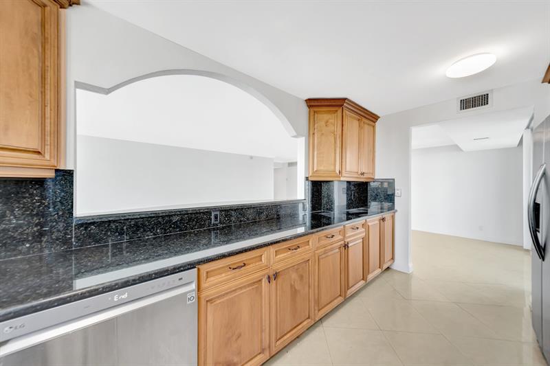 Image 13 of 58 For 1360 Ocean Blvd  905