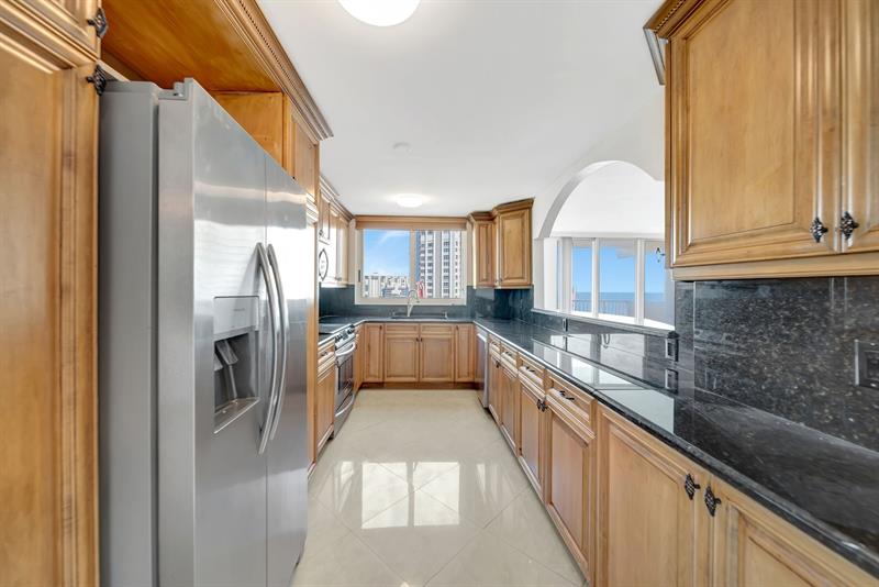 Image 14 of 58 For 1360 Ocean Blvd  905