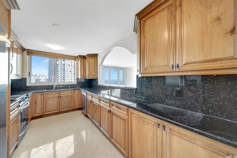 Image 15 of 58 For 1360 Ocean Blvd  905