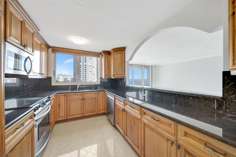 Image 17 of 58 For 1360 Ocean Blvd  905