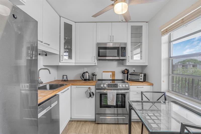 Details for 3000 48th Ter  423, Lauderdale Lakes, FL 33313