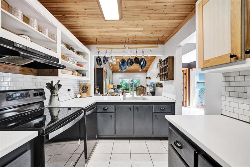 Image 18 of 71 For 2455 37th Ave