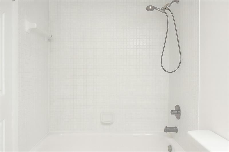 Image 18 of 26 For 4001 Hillcrest Dr  407
