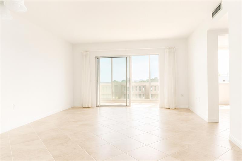 Image 7 of 26 For 4001 Hillcrest Dr  407