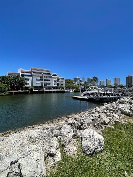 Image 3 of 50 For 400 Kings Point Dr  1027