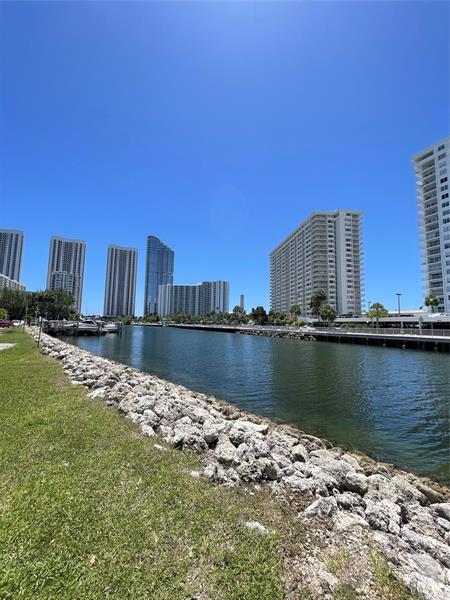Image 9 of 50 For 400 Kings Point Dr  1027