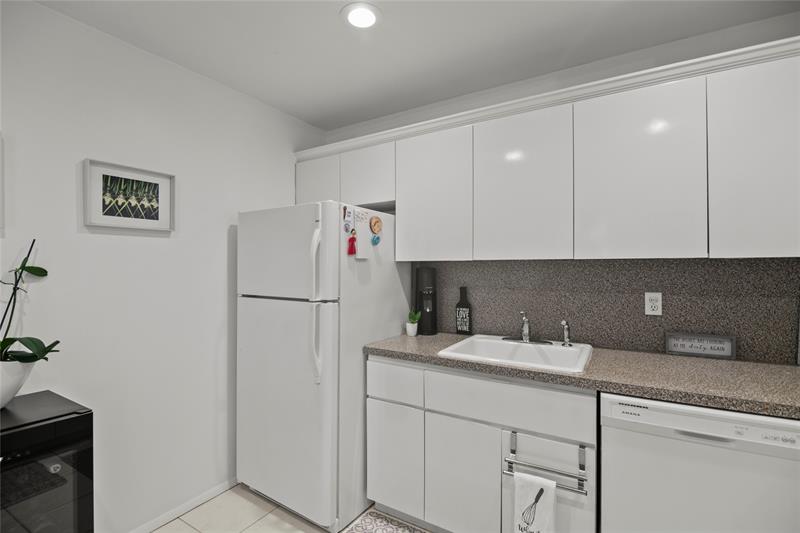 Image 12 of 31 For 401 Golden Isles Dr  1102