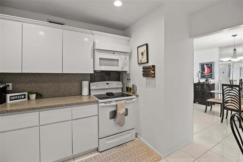 Image 13 of 31 For 401 Golden Isles Dr  1102