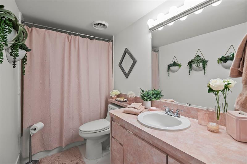 Image 19 of 31 For 401 Golden Isles Dr  1102