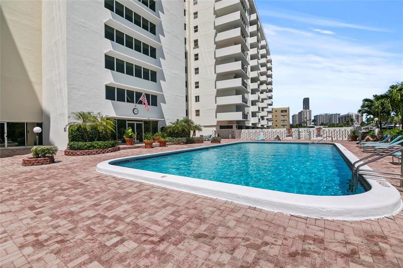 Image 20 of 31 For 401 Golden Isles Dr  1102