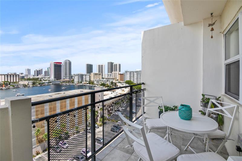 Image 7 of 31 For 401 Golden Isles Dr  1102