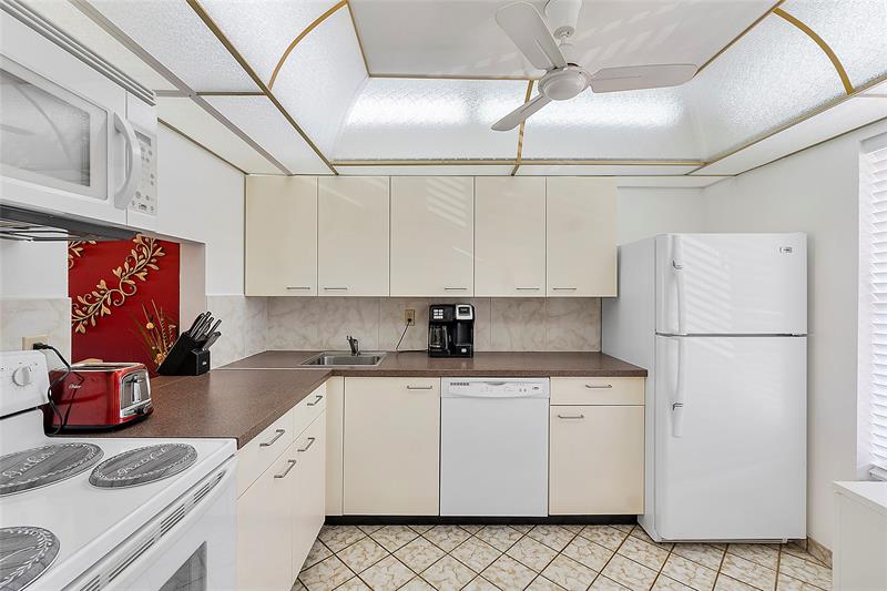 Image 4 of 19 For 6051 61st Ave  202