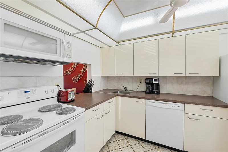 Image 5 of 19 For 6051 61st Ave  202