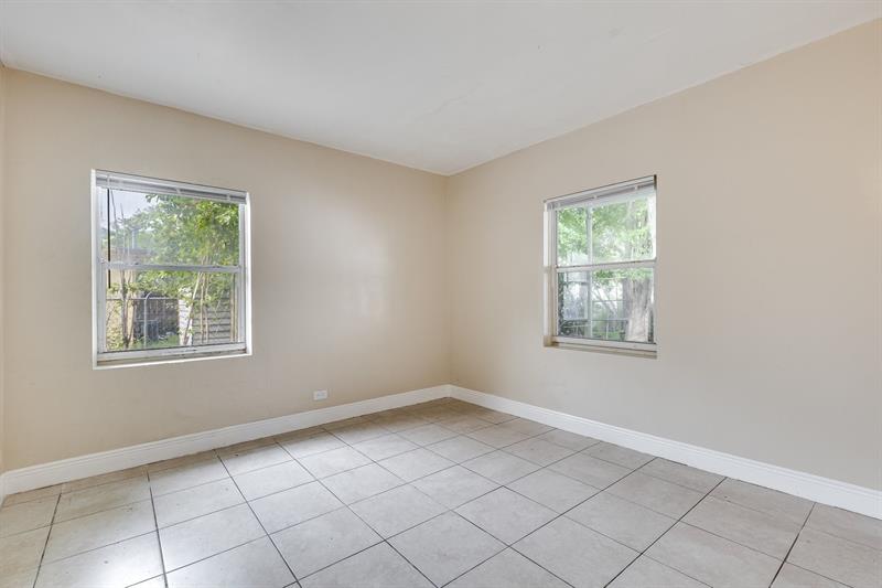 Image 16 of 21 For 729 17th Ave