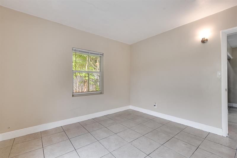 Image 17 of 21 For 729 17th Ave