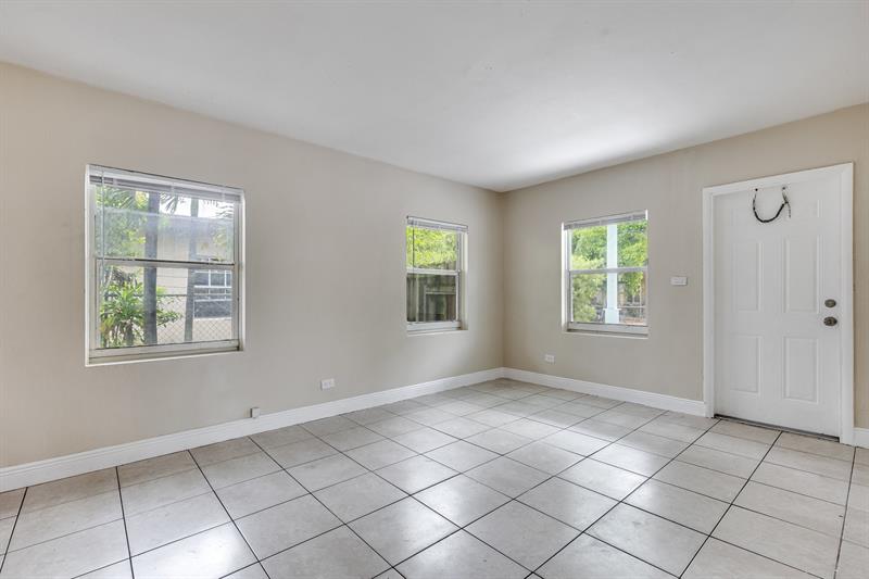 Image 5 of 21 For 729 17th Ave