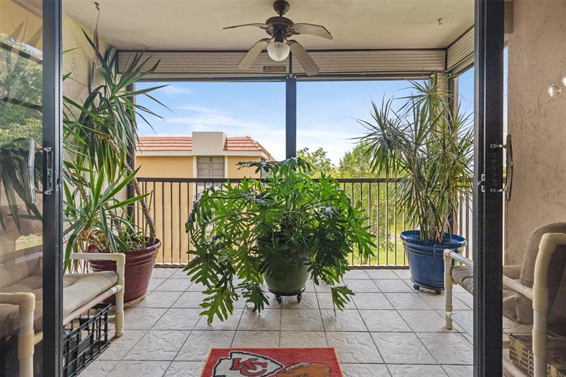 Image 4 of 27 For 5836 Coral Lake Dr  312