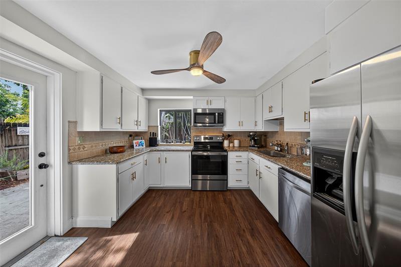 Image 11 of 44 For 519 9th St  