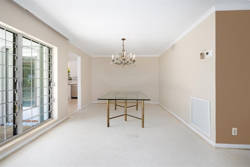 Image 11 of 38 For 232 Codrington Dr