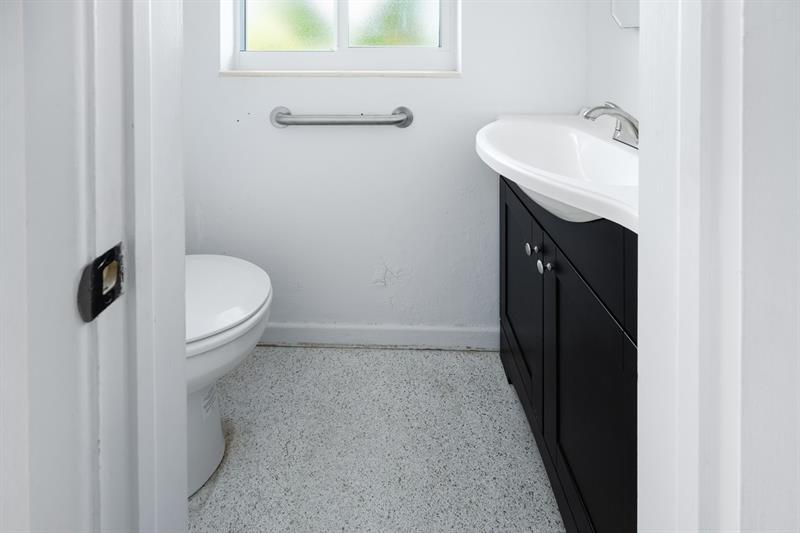 Image 30 of 38 For 232 Codrington Dr