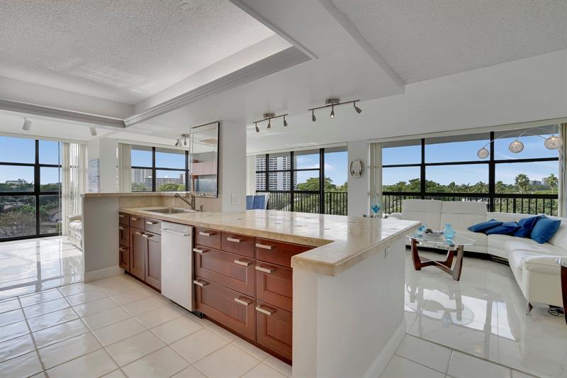 Image 4 of 41 For 600 Parkview Dr  531