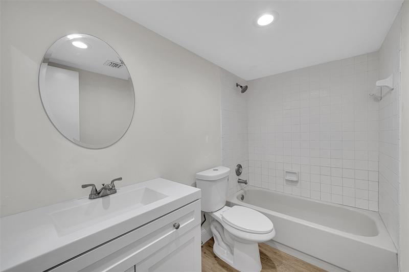 Image 19 of 27 For 11441 39th Ct  218