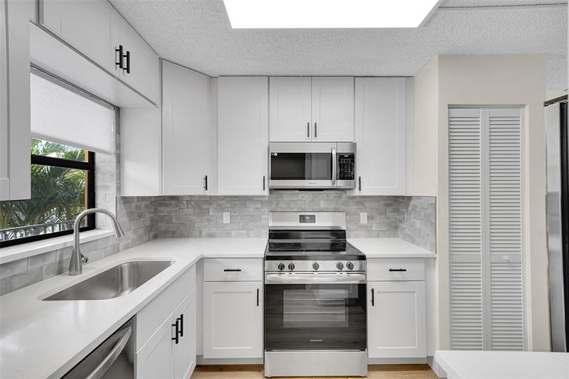 Image 7 of 27 For 11441 39th Ct  218