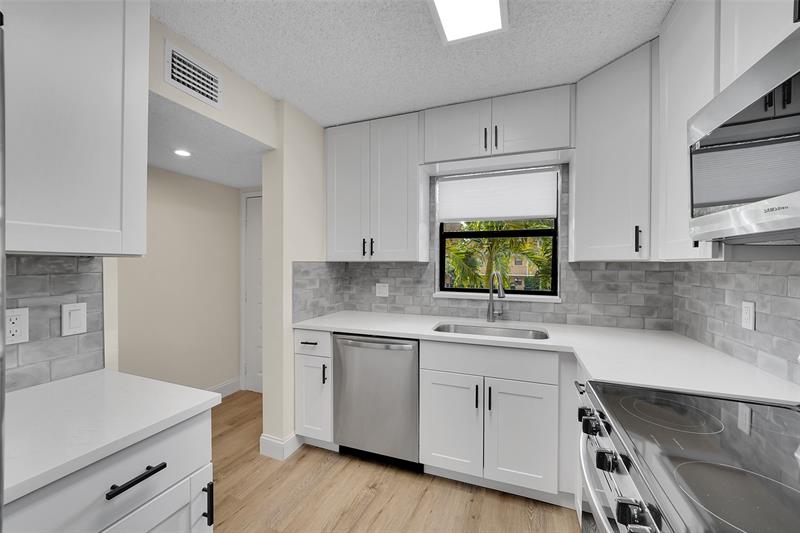 Image 9 of 27 For 11441 39th Ct  218