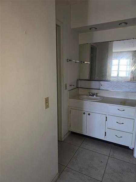 Image 16 of 26 For 455 Paradise Isle Blvd  305