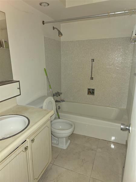 Image 8 of 26 For 455 Paradise Isle Blvd  305