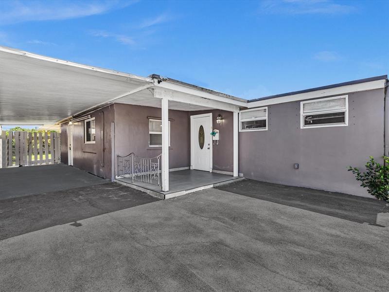 Image 3 of 62 For 6661 Meade St