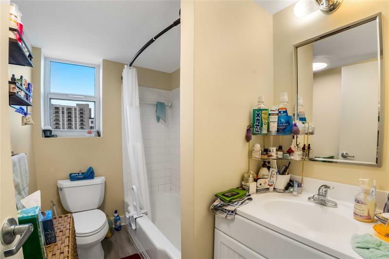 Image 14 of 24 For 524 Orton Ave  604