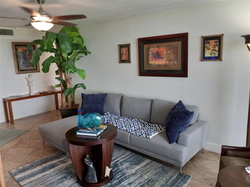 Image 3 of 40 For 105 Lake Emerald Dr  711