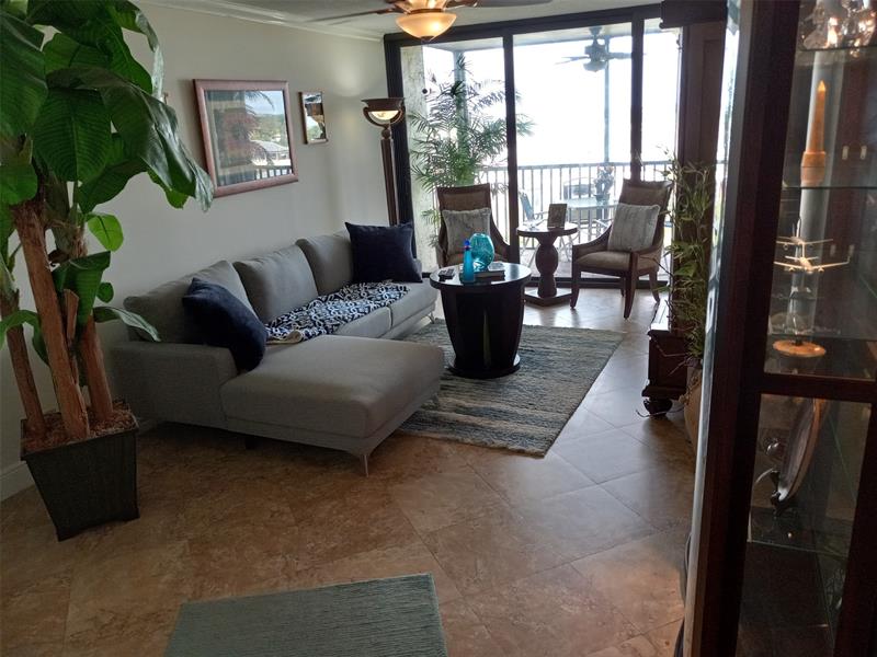 Image 4 of 40 For 105 Lake Emerald Dr  711