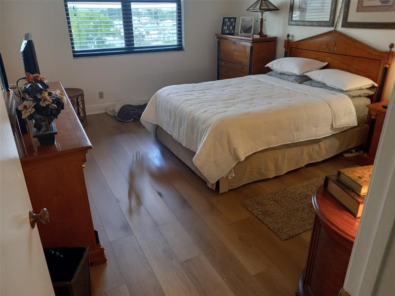 Image 9 of 40 For 105 Lake Emerald Dr  711