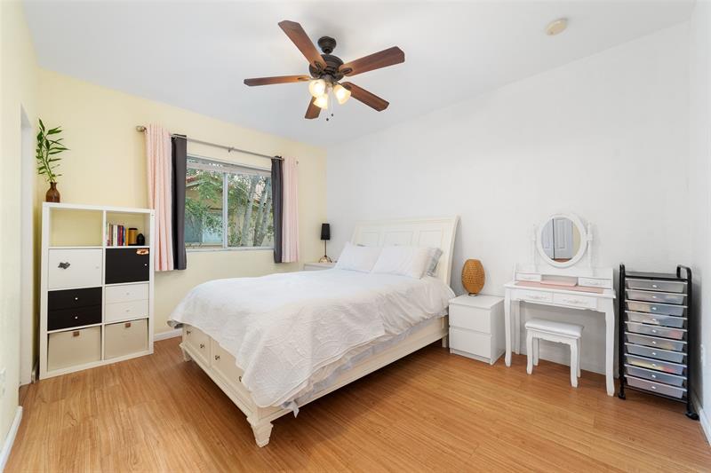 Image 16 of 25 For 8888 Isles Cr