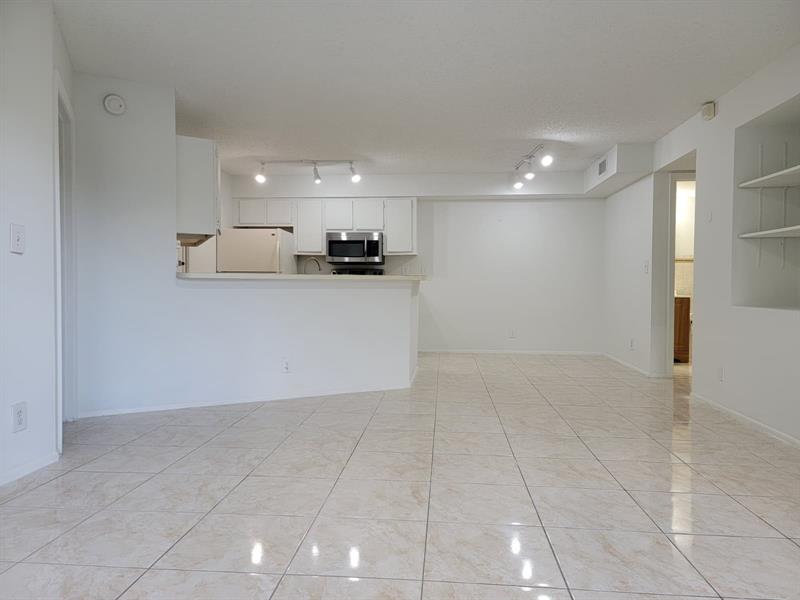 Image 10 of 20 For 9999 Summerbreeze Dr  320