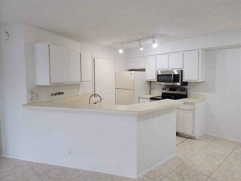 Image 5 of 20 For 9999 Summerbreeze Dr  320