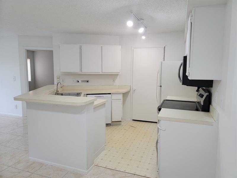 Image 6 of 20 For 9999 Summerbreeze Dr  320