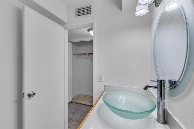 Image 10 of 31 For 1901 Andrews Ave  216