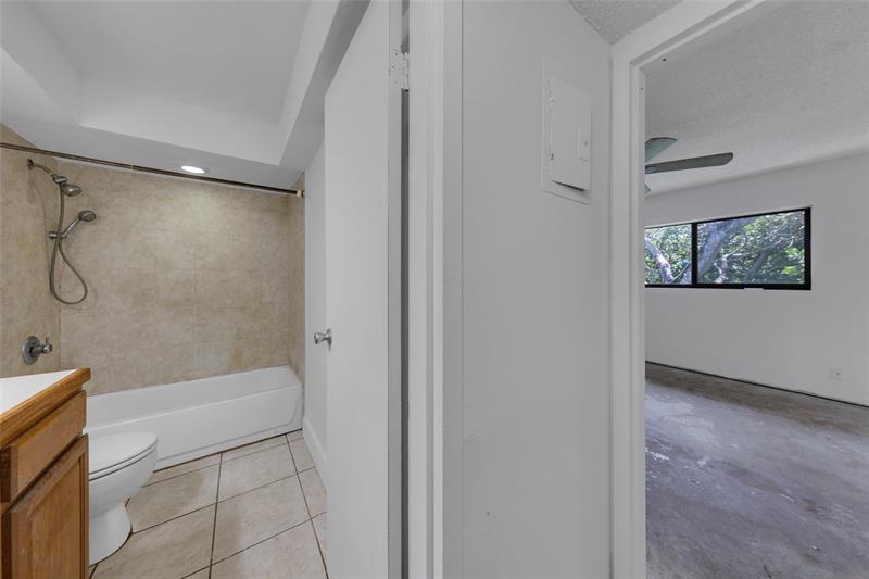 Image 11 of 31 For 1901 Andrews Ave  216