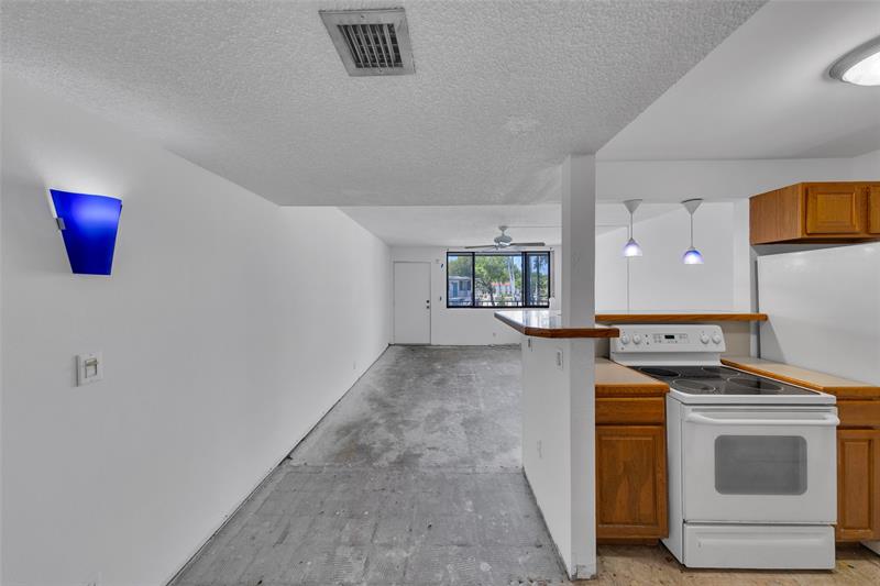 Image 16 of 31 For 1901 Andrews Ave  216