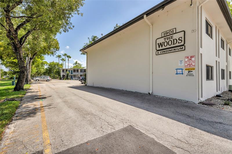 Image 25 of 31 For 1901 Andrews Ave  216