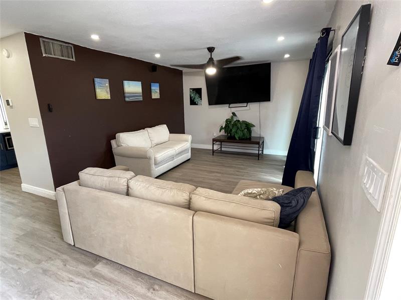 Image 7 of 31 For 4000 Del Rio Way